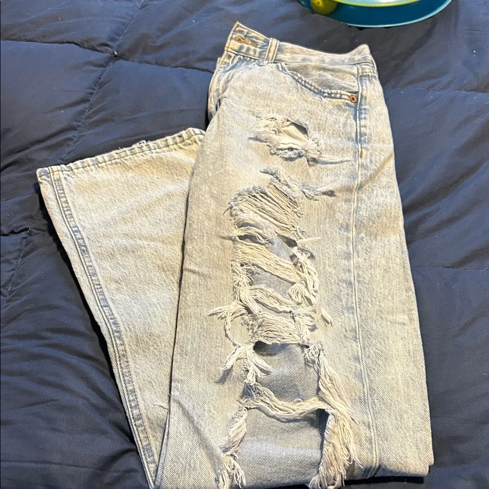 Aeropostale Heavily Distressed Relaxed Jeans - Picture 6 of 9